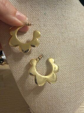 Gold Floral Scallop Hoop Earrings - Women Jewelry